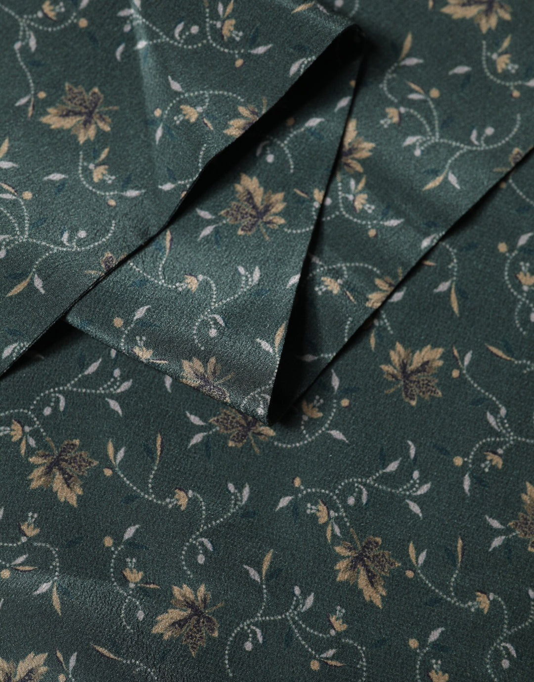 Dolce & Gabbana Green Silk Floral Pattern Fringed 135cm X 16cm  Scarf